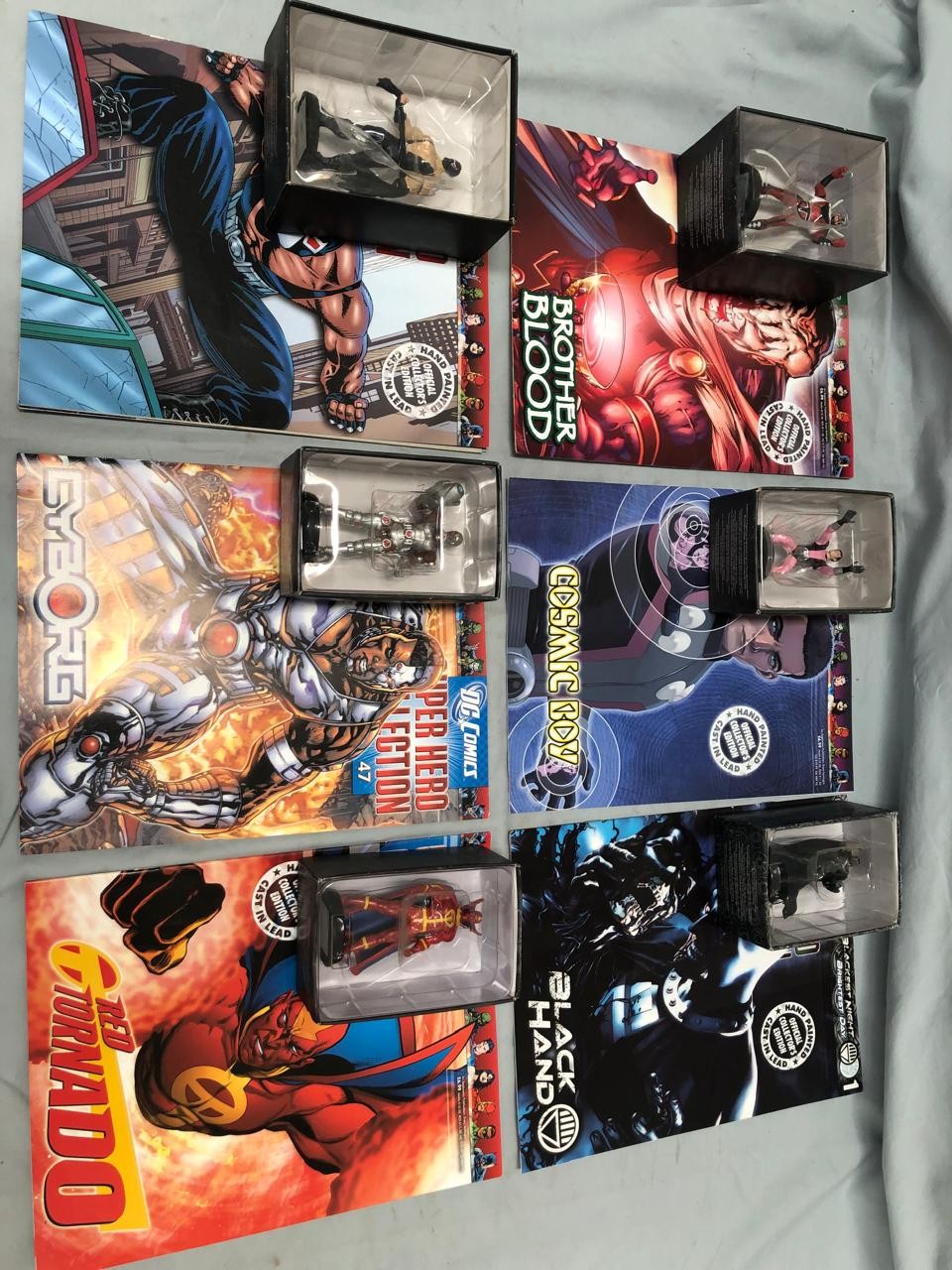 DC Superheroes Collection x 6 (Figurines & Magazines)